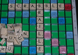 Die Wrter Scrabble und Braille auf dem Spielbrett